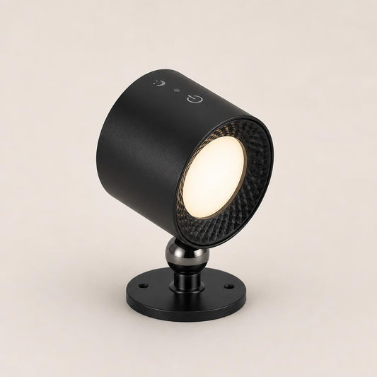 Lámpara de pared LED recargable en negro, vista de estudio